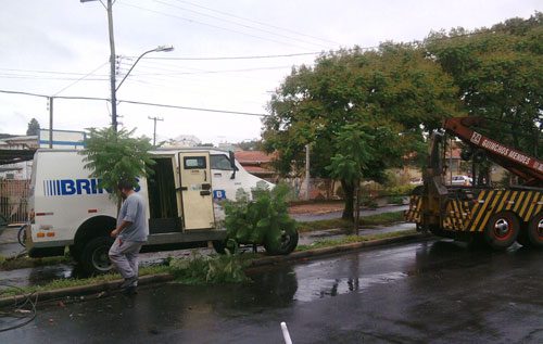 Suposta tentativa de assalto causa acidente com carro forte em Campo Bom carro forte cb 2