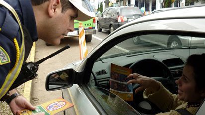 Ação educativa alerta sobre o uso da cadeirinha sesmuregm0906