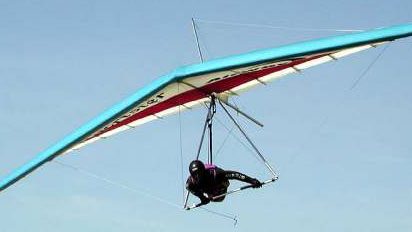 Asa-delta pousa em rua de Novo Hamburgo asa delta 0411