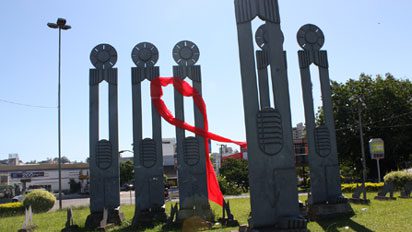 Laço vermelho simboliza luta contra AIDS no município aids nh 0112