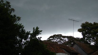 Tarde escura: Municípios gaúchos registram reviravolta no tempo e chuva de granizo 13.03 Chuva