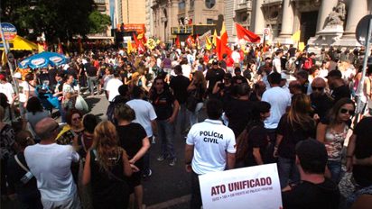 Professores e policiais civis se reúnem em frente ao Palácio Piratini para protestar 16.03 Protesto