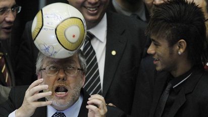 Deputados convocam sessão para homenagear o Santos e Neymar vira centro das atenções 10.04 Neymar