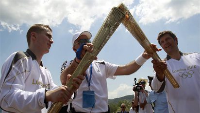 Tocha olímpica é acesa na Grécia e começa viagem rumo a Londres olimpiadas