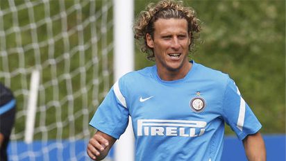 Forlán chega em Porto Alegre para acertar com o Internacional forlan