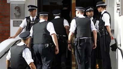 Equador concede asilo diplomático a Julian Assange, mas Reino Unido mantém extradição equador