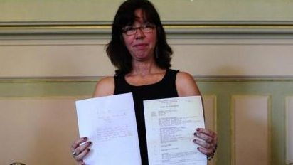 Filha de Rubens Paiva recebe documento que confirma entrada do pai no quartel onde foi torturado 27.11 Paiva1