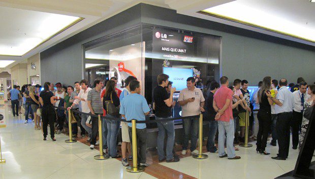 “Applemaníacos” fazem fila para ter primeiro iPhone 5 do Brasil fastshop