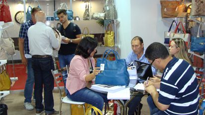 Empresas hamburguenses comemoram resultado na Couromoda – mais de R$ 3 milhões em vendas 18.01 Couromoda1