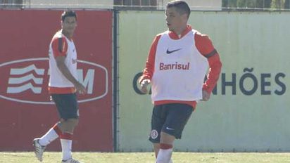 D’Alessandro se choca com Cláudio Winck e dá susto em treino do Inter 1396134 new year 134
