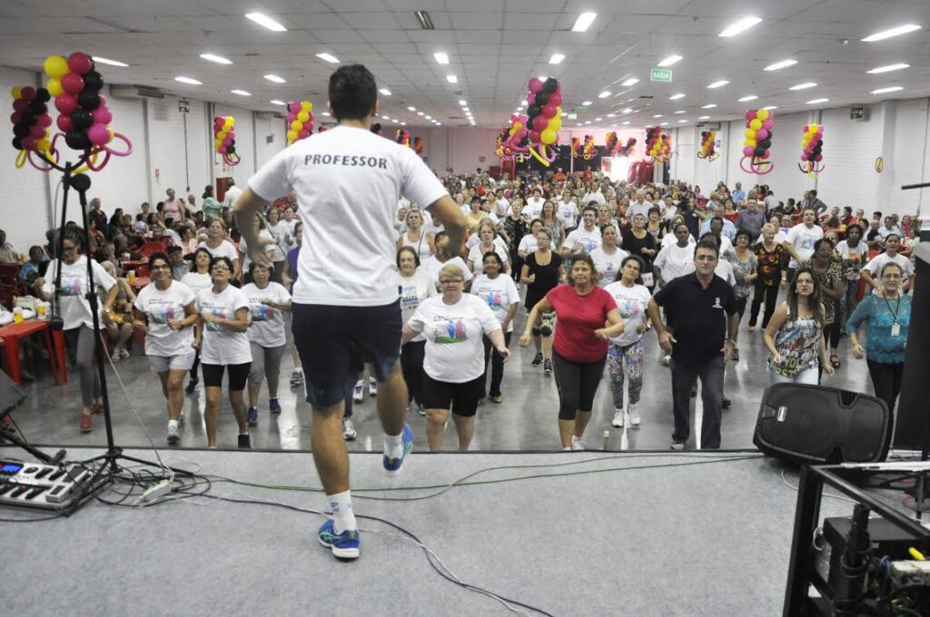 Dança e alegria para os idosos na Fenac PELC NA FENAC