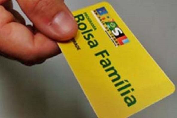 Relator do Orçamento diz que manterá corte de R$ 10 bi no Bolsa Família CartaoBolsaFamilia
