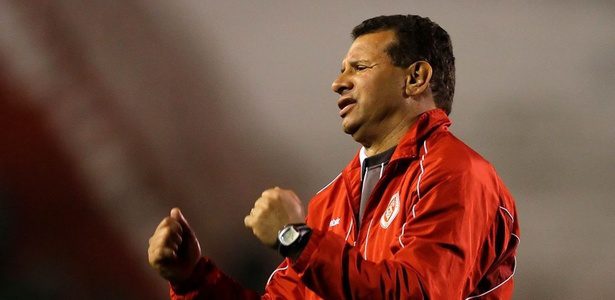 Falcão é demitido do Internacional, Celso Roth está de volta tecnico celso roth durante jogo do internacional com o guarani