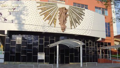 Estudantes sobem ao palco do Teatro Municipal Centro de Cultura 1