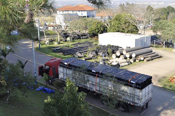Comusa recebe tubulações para substituir rede Tubulacoes