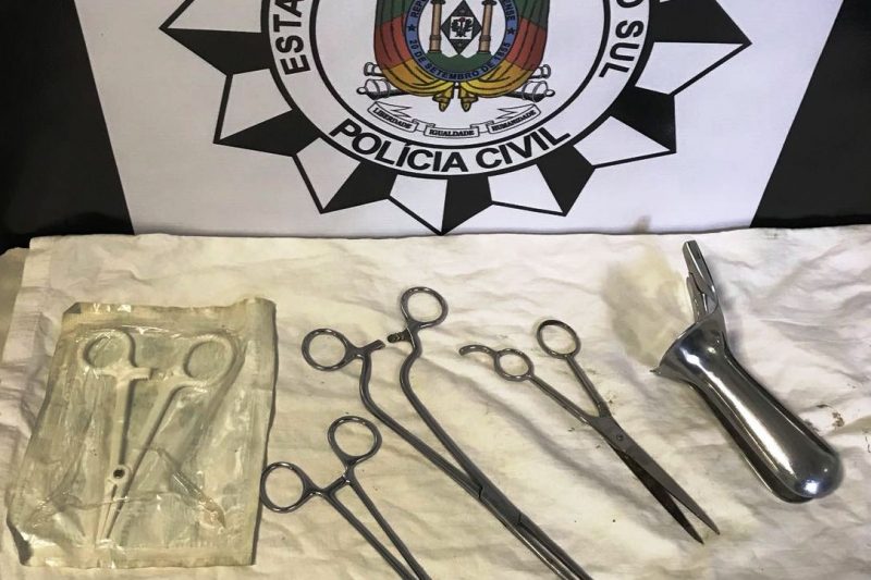 Instrumentos utilizados em abortos clandestinos são apreendidos em Porto Alegre policia3