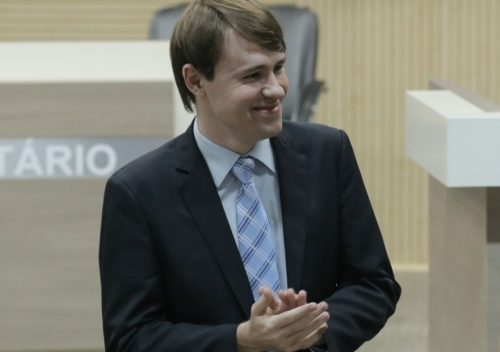 Veículo de carga tomba sobre automóvel onde estava Felipe Khun Braun, presidente da Câmara de Novo Hamburgo felipe