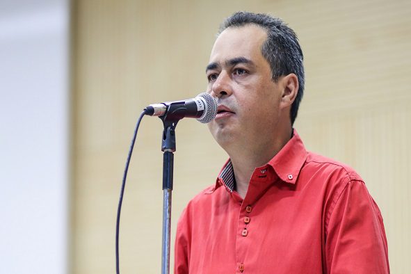 Projeto aprovado sugere fornecimento gratuito de remédios a idosos de baixa renda juliano