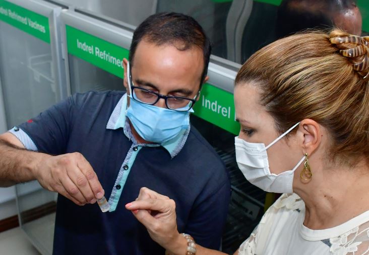 Prefeita Fátima cumprimenta profissionais da vacinação e verifica como agilizar trabalho fatima