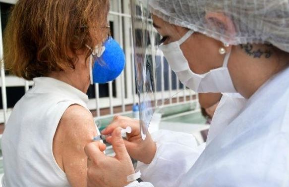 Segunda dose da Coronavac começa a ser aplicada em Novo Hamburgo vacina 1