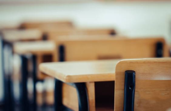 PGE notifica municípios sobre atividades presenciais de ensino cadeira