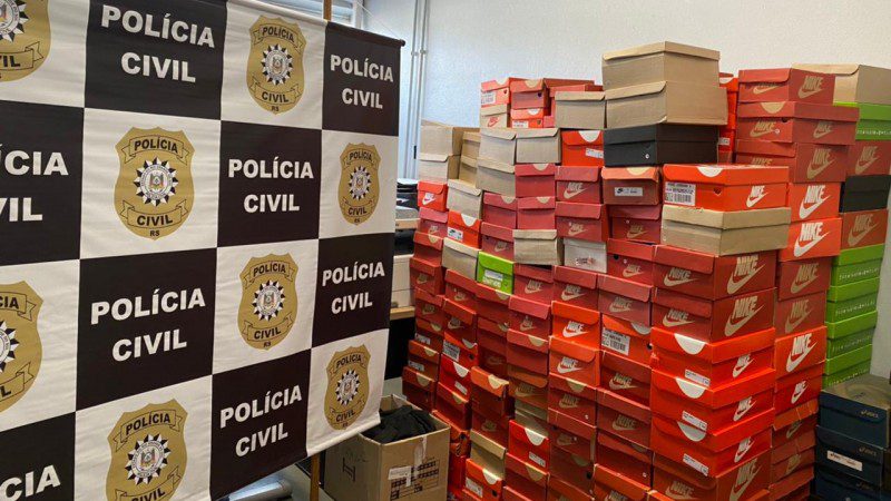 Polícia Civil apreende estoque de calçados falsificados policia