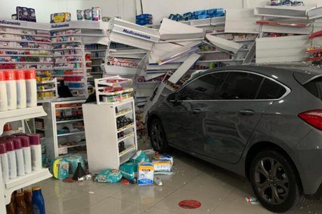 Novo Hamburgo: carro invade farmácia e deixa feridos carro