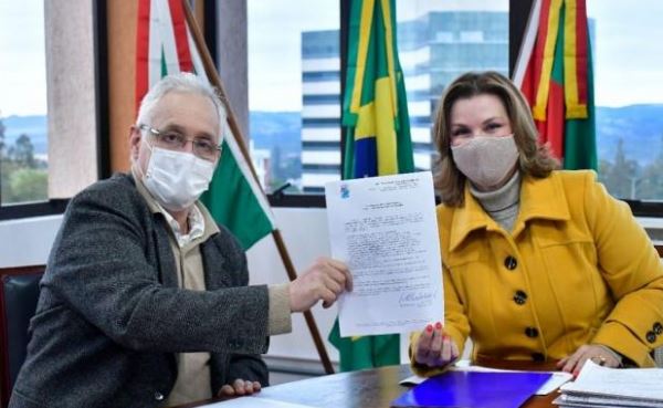 Prefeita Fátima entrega licença para início do Boulevard Germânia fatima 1