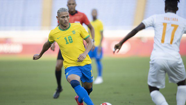 Brasil sofre expulsão no início, mas controla jogo e empata sem gols brasil 2