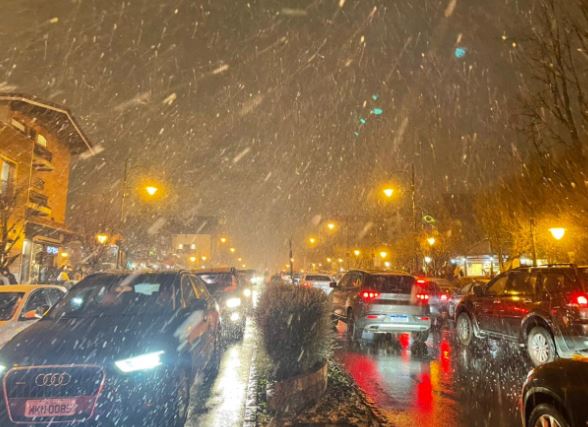 Cidades do Estado têm neve e chuva congelada gramado