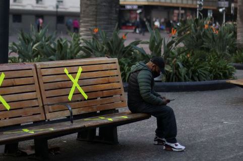 Idosos no Chile começam a tomar terceira dose da CoronaVac chile