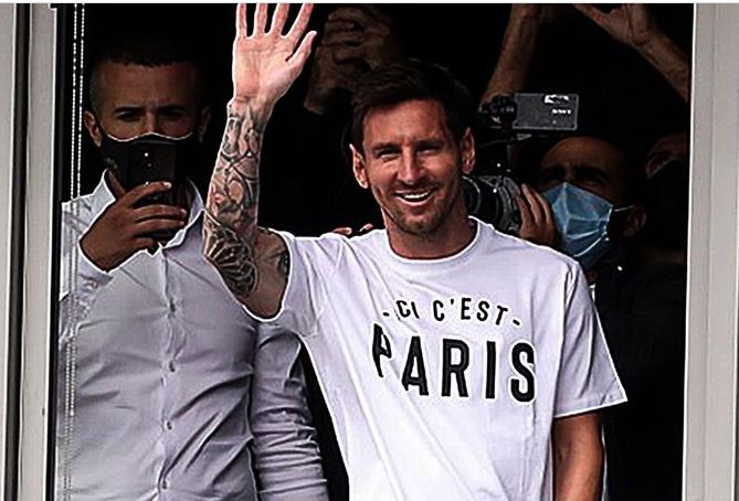 Lionel Messi é recebido como herói na França após acertar com o PSG messi 1