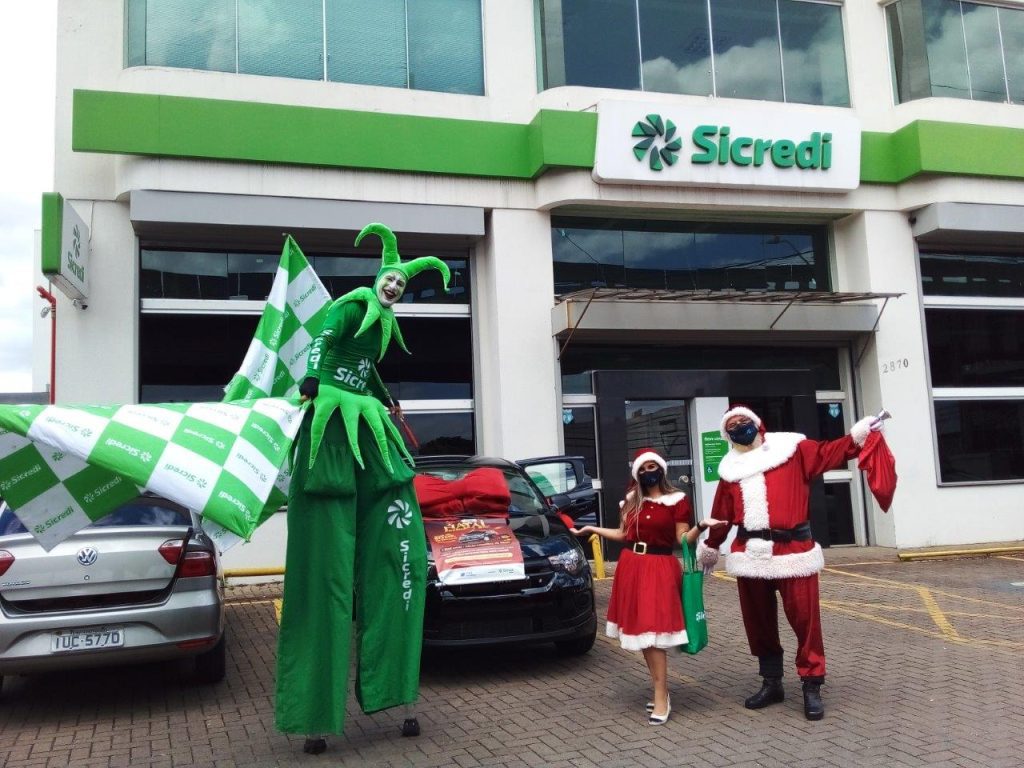 CDL-NH exibe prêmios do Natal Premiado Papai e Mamãe Noel exibem o prêmio.