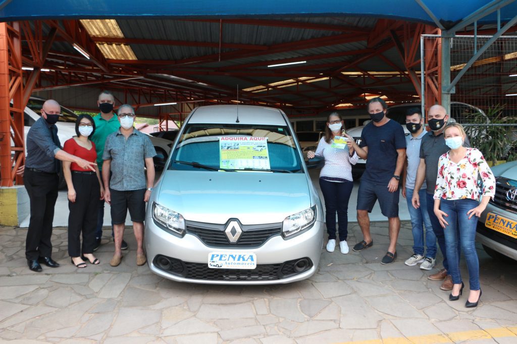 Estância Velha entrega carro sorteado na rifa em prol do hospital carro