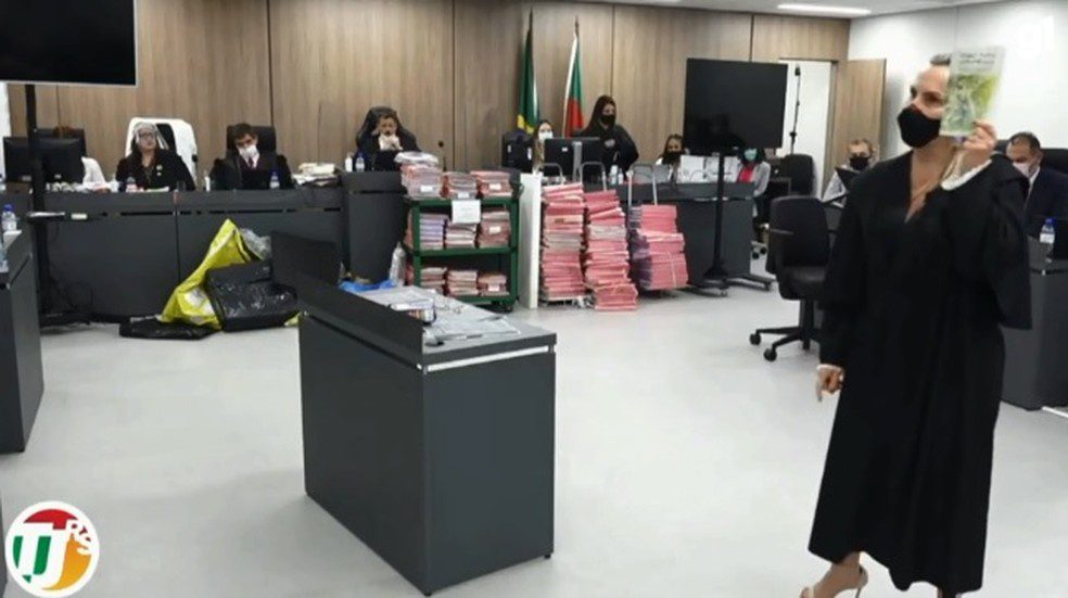 Júri da Kiss: advogada cita carta psicografada durante debate para defender réu juri