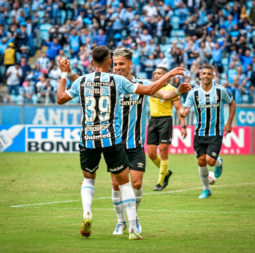 Grêmio vence o CRB e assume a liderança da Série B 52040803438 c46379a837 k