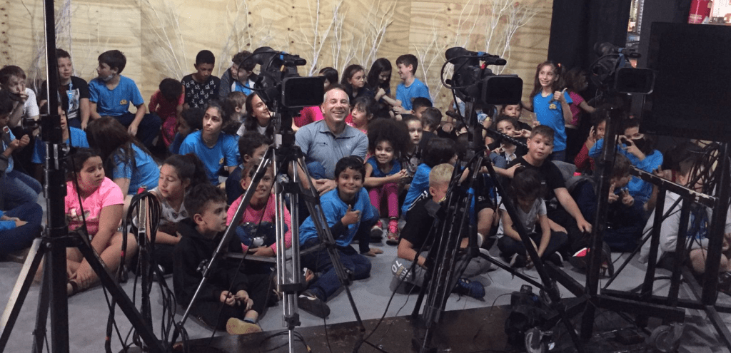 Em cena, ação: alunos da Escola Affonso Penna conhecem estúdios da ValeTV capa claudio alves