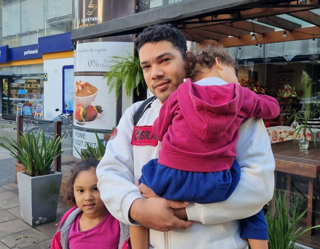 Família venezuelana em Novo Hamburgo precisa de emprego: “É difícil pedir no semáforo”, diz pai 20220506 163405