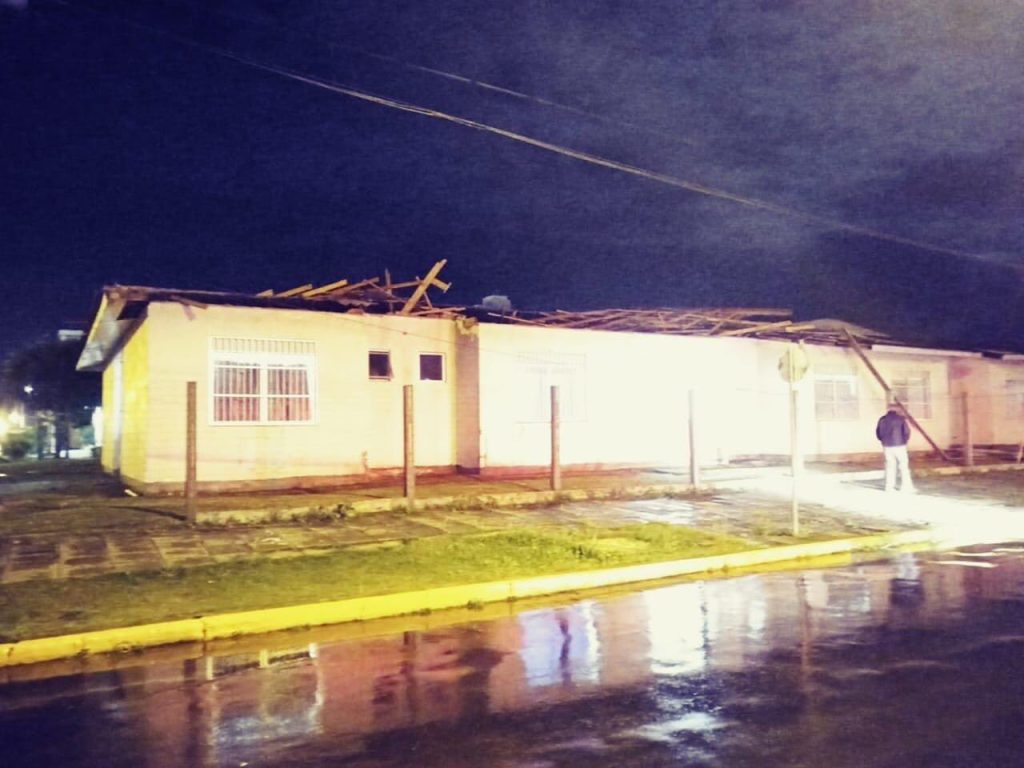 Hospital de Tramandaí é destelhado pela força do ciclone 20220517 224457