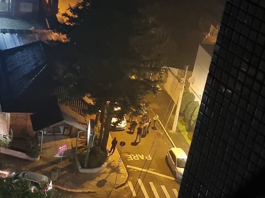 Mercado da Maurício Cardoso é assaltado, e bandido é preso em flagrante: ele havia sido solto há 2 semanas 20220528 003559