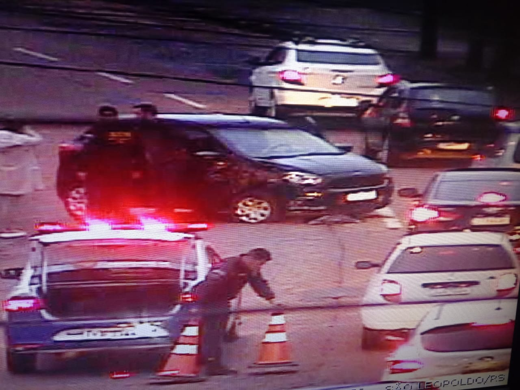 Motorista passa mal e causa acidente em São Leopoldo Av Feitoria