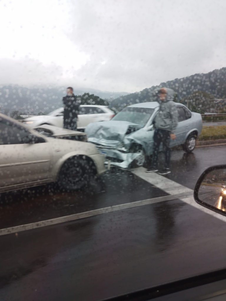 Carros batem de frente em grave acidente na ERS-239, em Novo Hamburgo IMG 20220515 WA0011