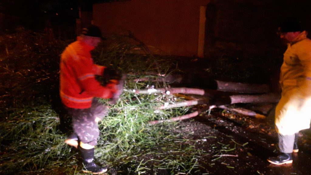 Ciclone destruiu muro em Novo Hamburgo; em Nova Hartz, homem ficou ferido IMG 20220518 WA0020