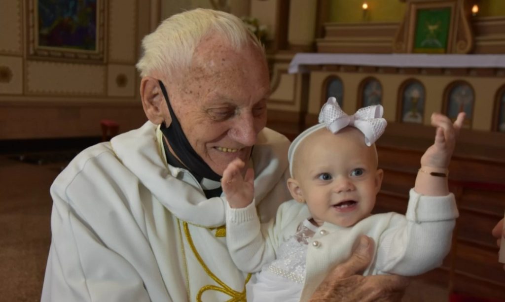 Emocionante: padre avô de Novo Hamburgo casa neto, em cena rara dentro de Igreja Screenshot 20220516 102155 Jornal NH