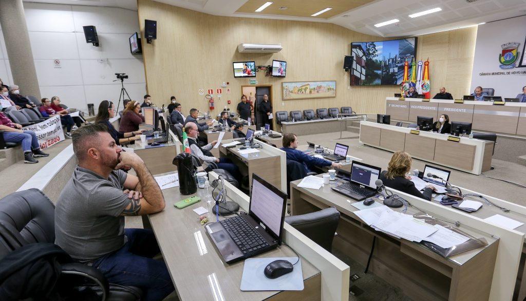 Vereadores aprovam reajuste de 10% dos funcionários públicos; vereadores, vice-prefeito e prefeita também terão reajustes image.jpeg 2