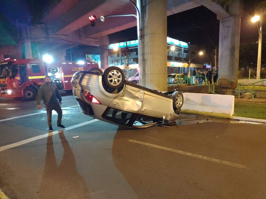 Carro capota após grave acidente em Novo Hamburgo received 1443933772693282