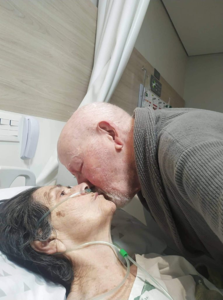 Espetáculo da vida: casal comemora 65 anos de casados dentro de hospital de Novo Hamburgo, com ela internada received 585021392823566