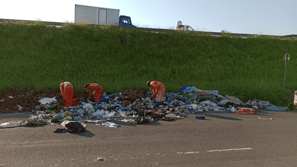 Empresa é autuada em São Leopoldo por descarte indevido de resíduos em via pública residuos