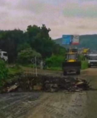 Mais de 100 toneladas de lixo são recolhidas novamente em área próxima da ERS-239 rs