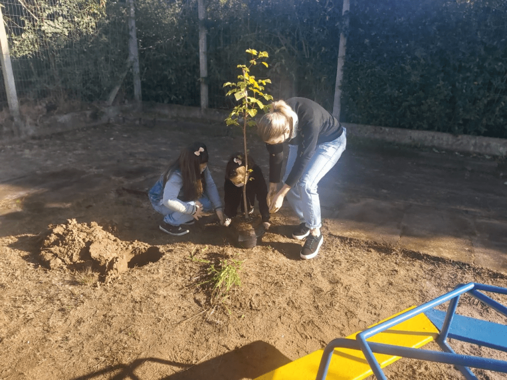 Semmam realizou plantio de mudas na Escola Municipal de Artes Pequeno Príncipe, em São Leopoldo semmam